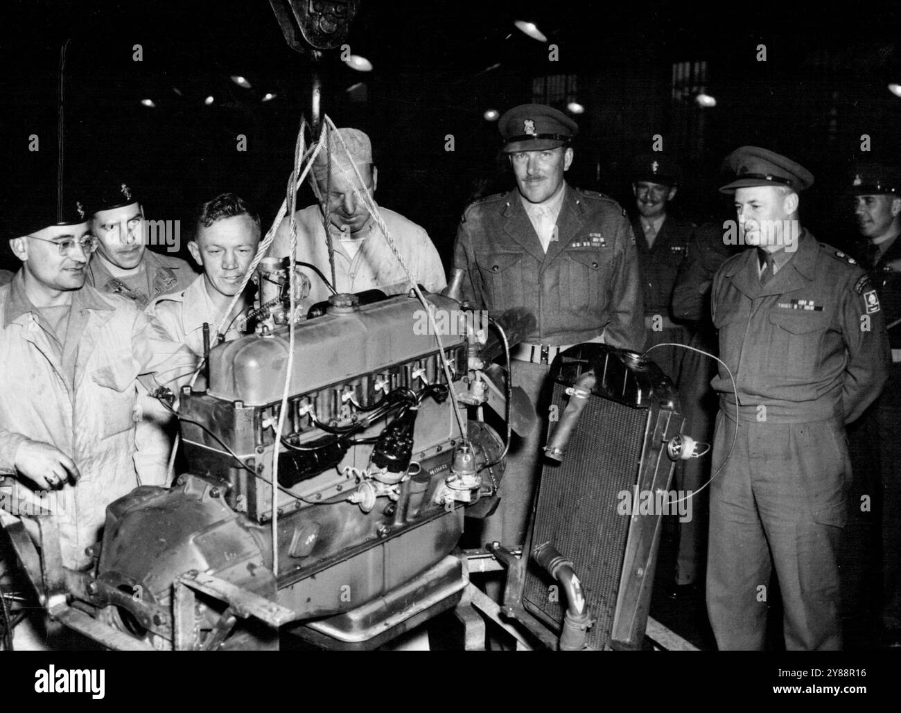 Dunkley 5159 -- numéro de moteur 100 prêt à être remis dans la chessie reconstruite. Surveiller le processus de lilting par le Sgt d/S Longlay, Reme, Sgt S/Sgt. D. Vince, Reme ; WOII R.O. Bridges, RAEME et S/Sgt. S.V. Philips, RAEME ; au premier plan à droite figurent le brigadier R.H. Batten, Commanding Administration BCFK-BCOF et le Lt. Col. L. Jones Raeme. Dans le fond à droite se trouvent Major E.W. ***** Reme et Lt. Col. H.B. ***** , AQMG, QG, BCFK. Un bel exemple de véritable entreprise du Commonwealth engageant toutes les ressources de la BCFK (British Commonwealth Forces, Korea Bass ateliers et BOOF Vehicles pour l'effort de guerre coréen. JA Banque D'Images