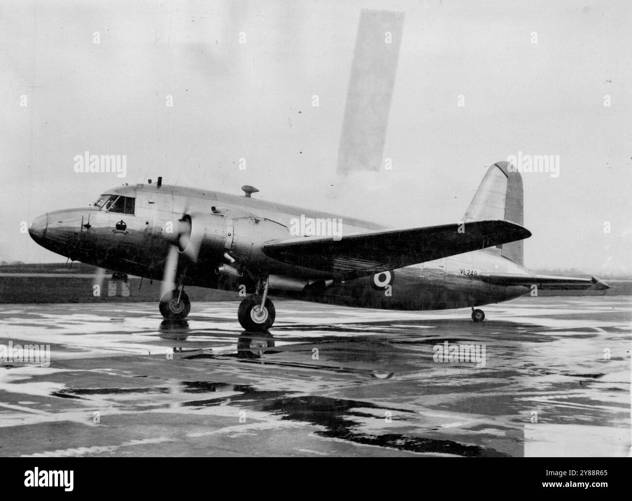 Capitaine du vol King's part sur le vol d'étude de l'aérodrome vers l'Australie -- l'avion Viking roulant au décollage pour le vol vers l'Australie. Le Commodore de l'air E.H. Fieldon, capitaine du King's Flight, avec son équipage de l'Air Force, quitta l'aéroport de Londres (Heathrow, Middlesex), dans l'un des avions Viking du King's Flight, pour inspecter les aérodromes d'Australie, en préparation de la visite royale du roi et de la reine au Dominion l'année prochaine. 30 mars 1948. Banque D'Images Capitaine du vol King's part sur le vol d'étude de l'aérodrome vers l'Australie -- l'avion Viking roulant au décollage pour le vol vers l'Australie. Le Commodore de l'air E.H. Fieldon, capitaine du King's Flight, avec son équipage de l'Air Force, quitta l'aéroport de Londres (Heathrow, Middlesex), dans l'un des avions Viking du King's Flight, pour inspecter les aérodromes d'Australie, en préparation de la visite royale du roi et de la reine au Dominion l'année prochaine. 30 mars 1948. Banque D'Images