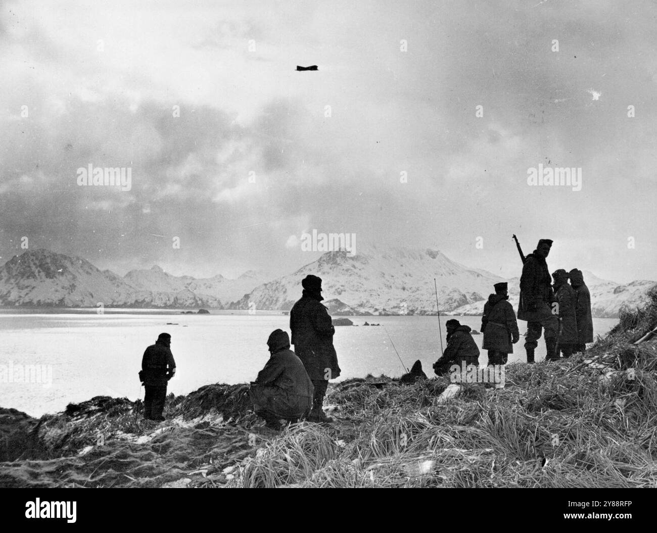 Troupes américaines sur l'île d'Adak aux Aléoutiennes - soldats à un poste d'observation de l'armée américaine sur l'île d'Adak ***** La chaîne Aléoutienne surveille un américain. Aile d'avion ***** Baie de Kuluk. Adak a été développé en une base américaine solide pour des attaques aériennes sur Kiska 244 tenue par les Japonais ***** loin. 29 août 1943. Banque D'Images