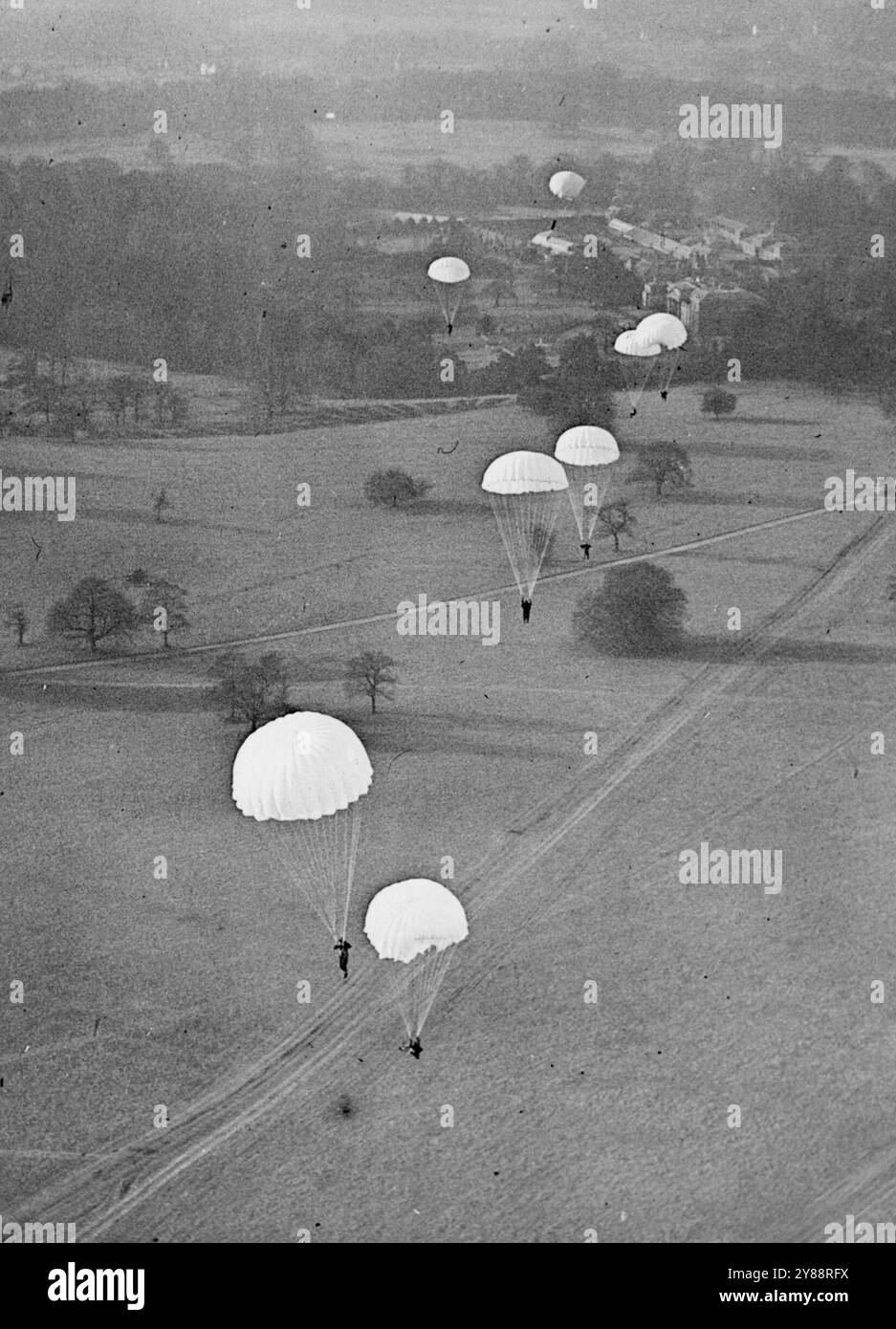 Parachutistes britanniques. Le Service prend la Silk - Une vue de l'air montrant des troupes de parachute dans les airs après avoir quitté l'avion. Ces photos de parachutistes sous instruction ont été obtenues dans une station secrète R.A.F. en Grande-Bretagne où l'armée et l'armée de l'air collaborent à l'entraînement. 16 septembre 1941. (Photo de British Official Photograph). Banque D'Images