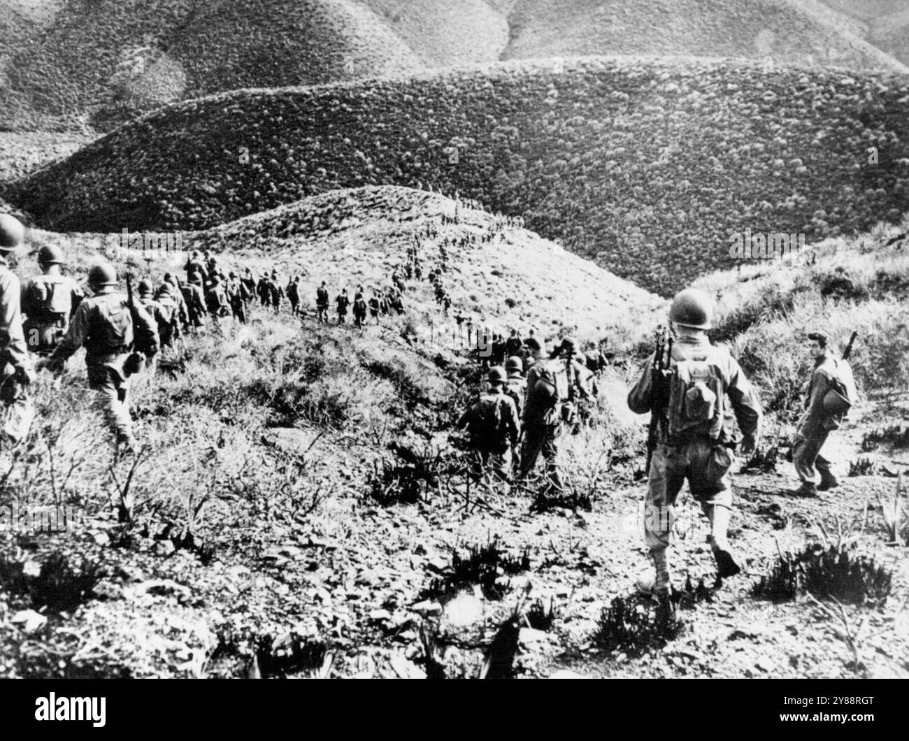 Manœuvre africaine qui a approché la réalité - Tunisie ce terrain est peu différent de celui autour de Loody Hill 609, une haute colline précédée de deux collines plus petites. La colline 609 a été prise à un coût énorme par les troupes américaines. C'est l'une des œuvres de l'homme ***** a eu lieu dans un territoire similaire avant la grande bataille. Remarquez comment le ***** sont espacés de plusieurs yards ***** . 21 juin 1943. (Photo d'Interphoto News Pictures, Inc.). Banque D'Images