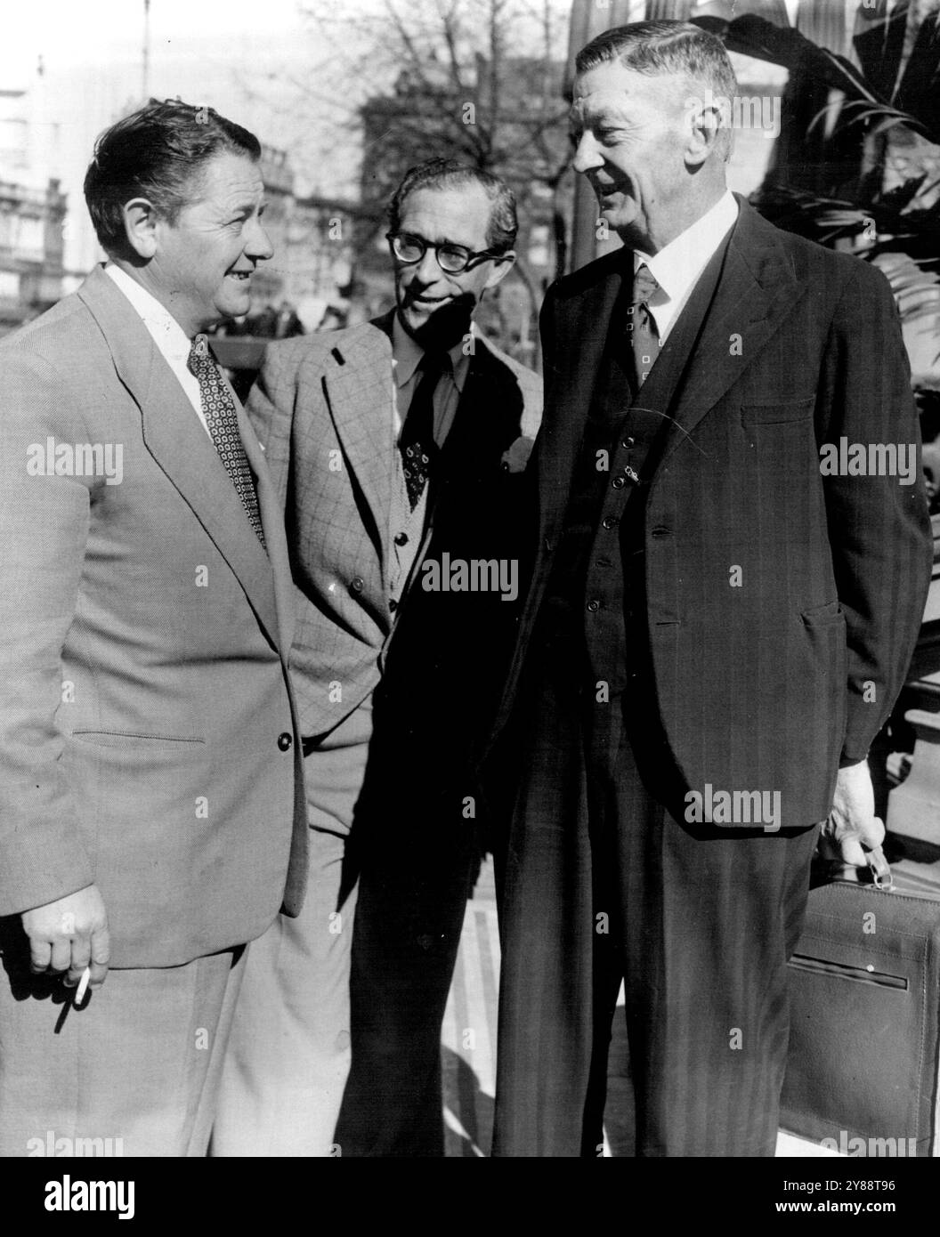 Ancien ministre des Mines (à gauche), M. Arthur 'c' son père. 13 juin 1954. Banque D'Images