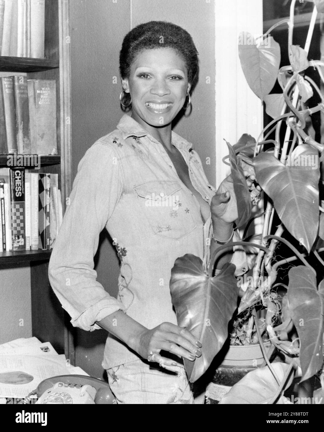 Album remarquable d'Une étoile de Remarkle -- Brenda Arnau. La chanteuse et actrice américaine Brenda Arnau You Will Remember a donné une performance exceptionnelle dans « Two Gentlemen of Verona » lors de l'ouverture du spectacle à Londres récemment. Brenda figure également dans le nouveau film de James Bond « Live and Let Die » dans lequel elle apparaît en tant que chanteuse de boîte de nuit, chantant la chanson-titre du film. Avec les talents remarqués de Brenda, son nouvel album actuellement sorti chez RCA (7 septembre) qui met en vedette Live et Let Die' ainsi que d'autres grands numéros doit sûrement se hisser parmi, les BEST-sellers de l'album. 25 septembre 1950. (Photo par Universal Banque D'Images