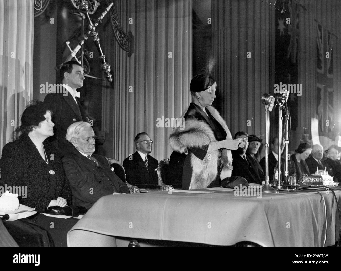 Réception au Mansion House sur la fin du programme de colis Australian Express Lanamof - son Altesse Royale, la princesse Alice, comtesse d'Athlone, lit un message de sa Majesté le Roi, lors d'une réception donnée au Mansion House, Londres, sur la fin du programme de colis Australian Express. À gauche de l'image, de gauche à droite, se trouvent Lady Addison, le très honorable vicomte Addison, Lord Privy Seal, et Mr. H. Simpson, secrétaire de l'Australian Express Parcels Scheme. 04 janvier 1951. Banque D'Images