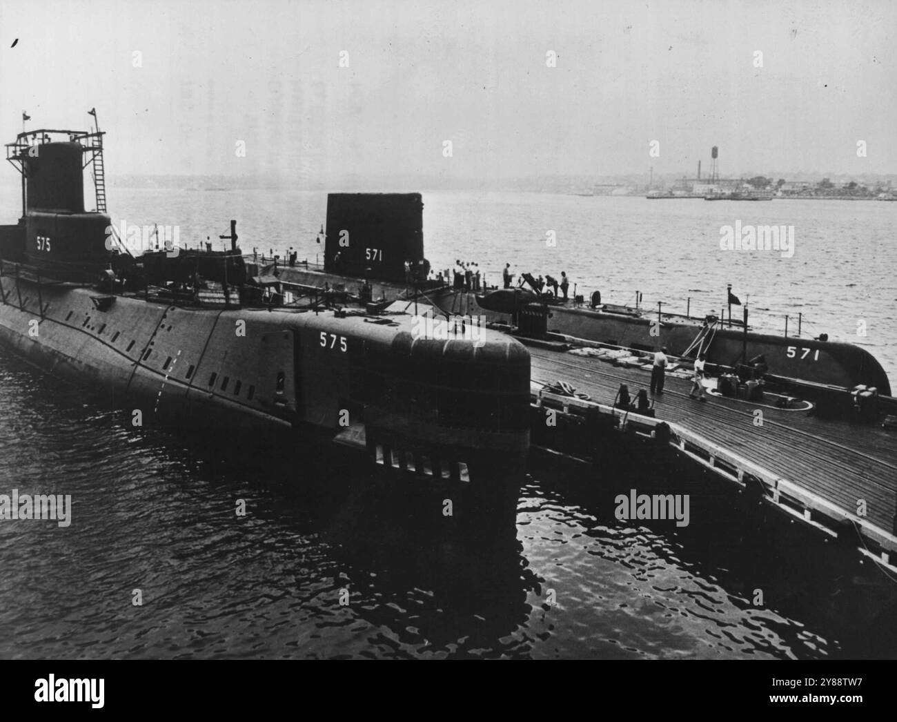 Deux d'un genre -- les deux sous-marins atomiques de la marine américaine, l'USS Seawolf et l'USS Nautilus, photographiés sur le quai de la compagnie de sangliers électriques à Groton, Connecticut. 04 novembre 1955. (Photo de Paul Popper, Paul Popper Ltd.). Banque D'Images