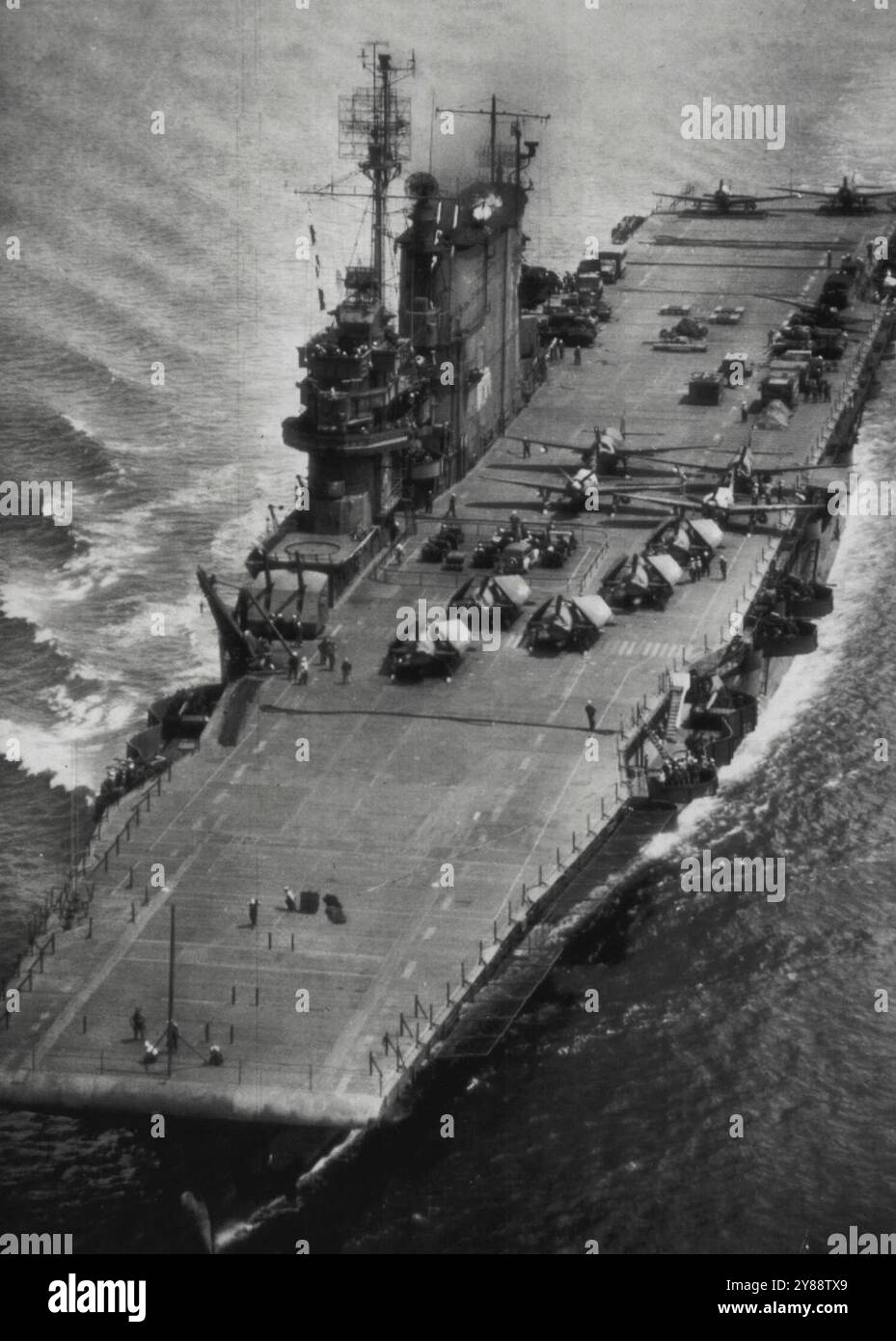 "Sara" têtes pour le test de bombe atomique -- avec de nouveaux avions et quelques chars de l'armée sur son pont d'envol, l'USS Saratoga se déplace sous le pont du Golden Gate ici aujourd'hui alors qu'elle se dirige vers le Pacifique pour Pearl Harbor, T.H., et finalement bikini ***** pour être un navire d'essai dans la démonstration de bombardement atomique ce ***** . 01 mai 1946. (Photo de AP Wirephoto). Banque D'Images