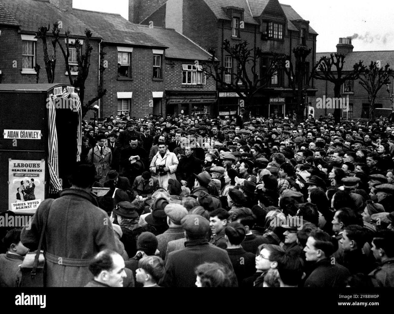 Le premier ministre RT. L'honorable Clement Attle prend la parole au cours de sa tournée électorale. On le voit ici s'adresser à une réunion en plein air à Wolverton. 10 février 1950. Banque D'Images