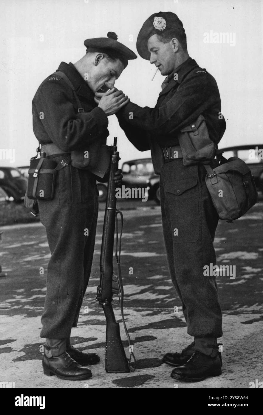 Départ des Argylls pour la Corée le matin départ de Wilts Airfield -- 'qui sait quand nous allumerons une autre' Une dernière cigarette avant leur départ est prise par le soldat Joe Smith de Glasgow et le soldat Donald Forbes de Dundee. Les hommes des Argyll et Sutherland Highlanders ont volé hors de Lyneham Airfield Wiltshire ce matin à bord d'avions Hastings en route pour les zones de bataille de Corée. Ils s'arrêteront à une base américaine au Japon avant de se rendre dans la zone de bataille. 15 septembre 1950. (Photo Fox photos). Banque D'Images