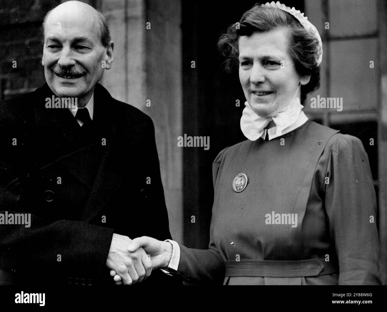 Mr. Attlee Leaves Hospital -- soeur M.H. Jones est en charge de l'aile Lindo à l'hôpital Mary's Hospital Paddington, Londres dit au revoir à Mr.Attlee.Mr. Attlee a quitté Mary's Hospital, Paddington, Londres, aujourd'hui, où la luxure il y a plus d'une semaine, il a été opéré pour une appendicite. 10 avril 1953. (Photo par Daily mail Contract). Banque D'Images Mr. Attlee Leaves Hospital -- soeur M.H. Jones est en charge de l'aile Lindo à l'hôpital Mary's Hospital Paddington, Londres dit au revoir à Mr.Attlee.Mr. Attlee a quitté Mary's Hospital, Paddington, Londres, aujourd'hui, où la luxure il y a plus d'une semaine, il a été opéré pour une appendicite. 10 avril 1953. (Photo par Daily mail Contract). Banque D'Images