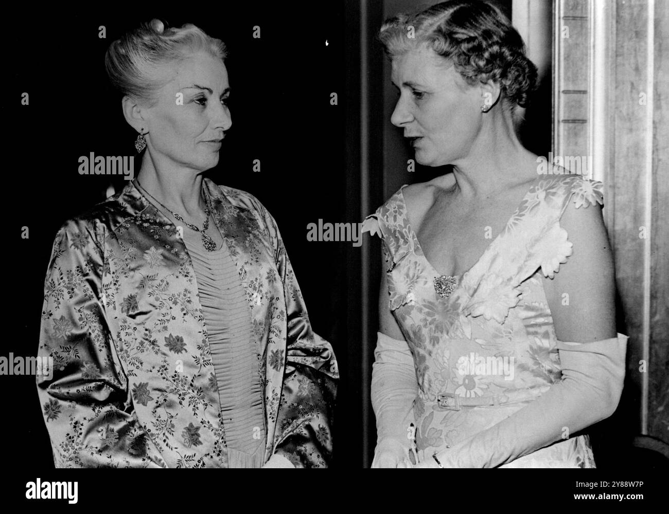 MRS Attlee au Snow Ball -- MRS Attlee (à droite) avec MRS Norman MacDermott à la boule de neige hier soir. MRS Attlee, épouse de MRS Clement Attlee, qui a démissionné hier de la direction du parti travailliste, a assisté à la boule de neige à l'hôtel Dorchester qui a lieu au nom de l'appel uni pour les aveugles. Interrogé sur le choix d'un titre par Mr. Attlee maintenant que H. M. la reine lui a conféré un comté, Mr. Attlee a dit que Mr. Attlee avait déjà été cité comme disant que s'il était jamais élevé à la pairie, il serait connu sous le nom de «Lord Love-A-Duck of Limehouse» ... et elle sincèrement Banque D'Images