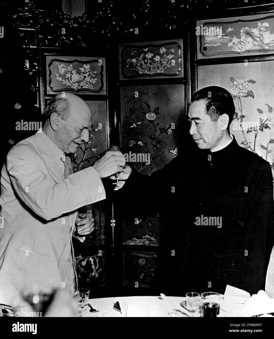 Délégation du Parti travailliste britannique à Pékin -- Clement R. Attlee, député, et Chou en-Lai Clink Glasses : L'ancien premier ministre britannique et premier ministre de la Chine communiste photographié au cours d'un dîner donné en l'honneur de la délégation travailliste britannique par le premier ministre chinois ; Chou en-Lai (à droite) et Mr Clement Attlee sont vus en train de tendre des lunettes alors que la reine d'Angleterre est grillée. 1er septembre 1954. (Photo de Camera Press). Banque D'Images