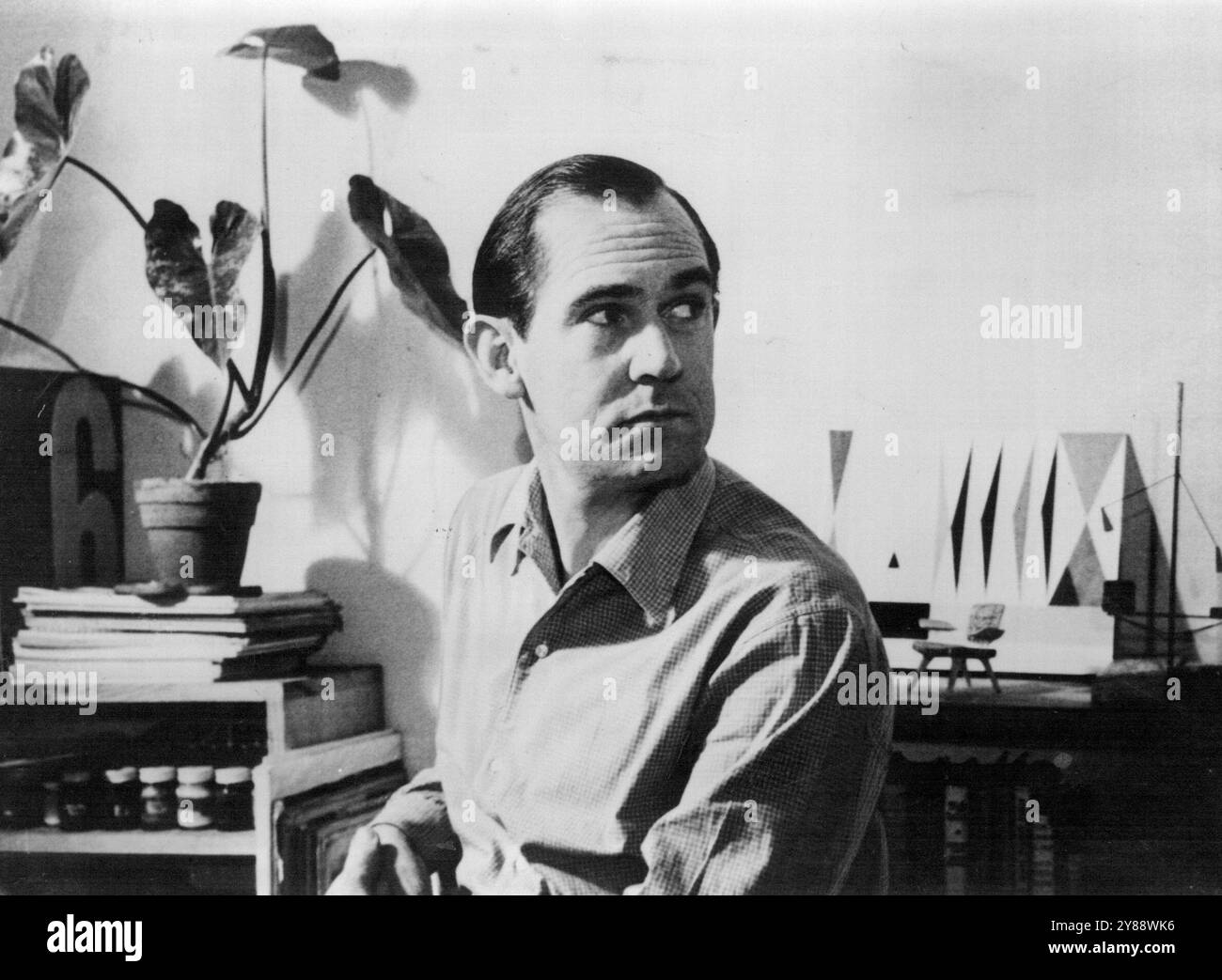 Gordon Andrews - après cinq ans de travail à Londres, le designer Gordon Andrews a décidé de quitter ce bureau simplifié et de rentrer chez lui en Australie. 02 décembre 1953. Banque D'Images