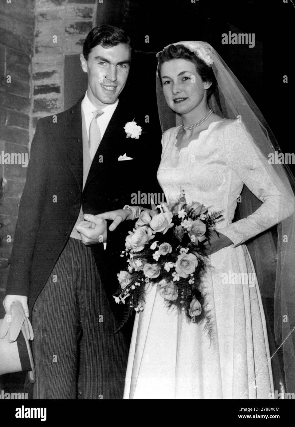 Test Player est marié -- Northamptonshire Wicket-Keeper, et membre de l'équipe MCC Teat pour l'Australie, Keith Andrew, vu après son mariage avec Miss Joyce Lancaster, 21 ans, à Christ Church, Chadderton, Lancs. Samedi. 06 septembre 1954. Banque D'Images