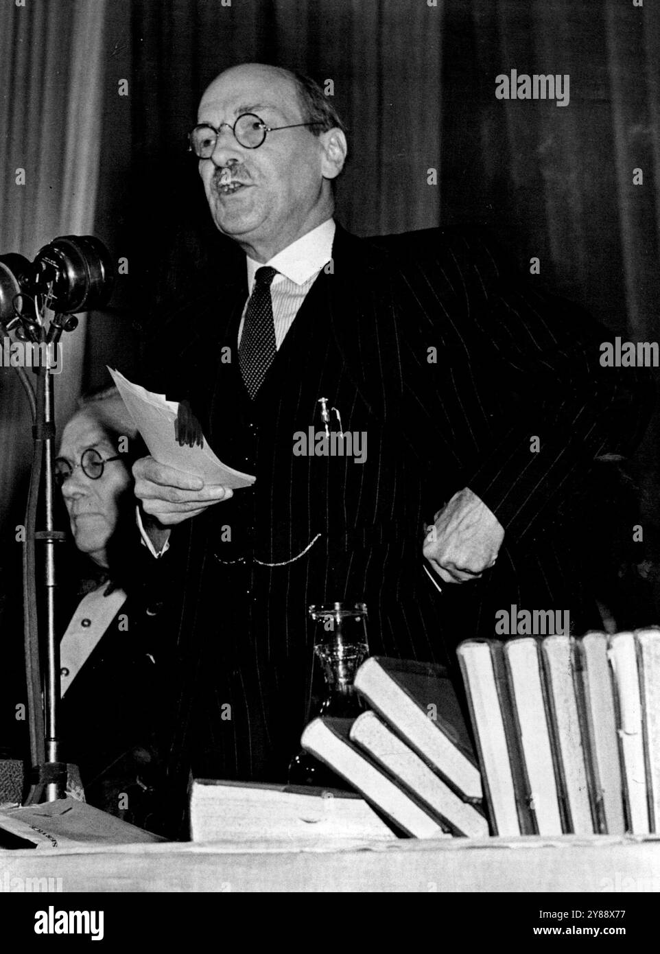 "Le communiste pervertit tout ce qu'il touche" -- Mr Clement Attlee, premier ministre britannique, s'adressant aujourd'hui à la conférence du Conseil des syndicats à Brighton, Sussex. Il a déclaré que "le communisme pervertit tout ce qu'il touche" et a averti les délégués que le réarmement signifierait que certains travailleurs devront changer de poste. Il a déclaré que les mesures que la Grande-Bretagne prend sont à des fins défensives et conçues pour dissuader tout agresseur potentiel. 05 septembre 1950. Banque D'Images