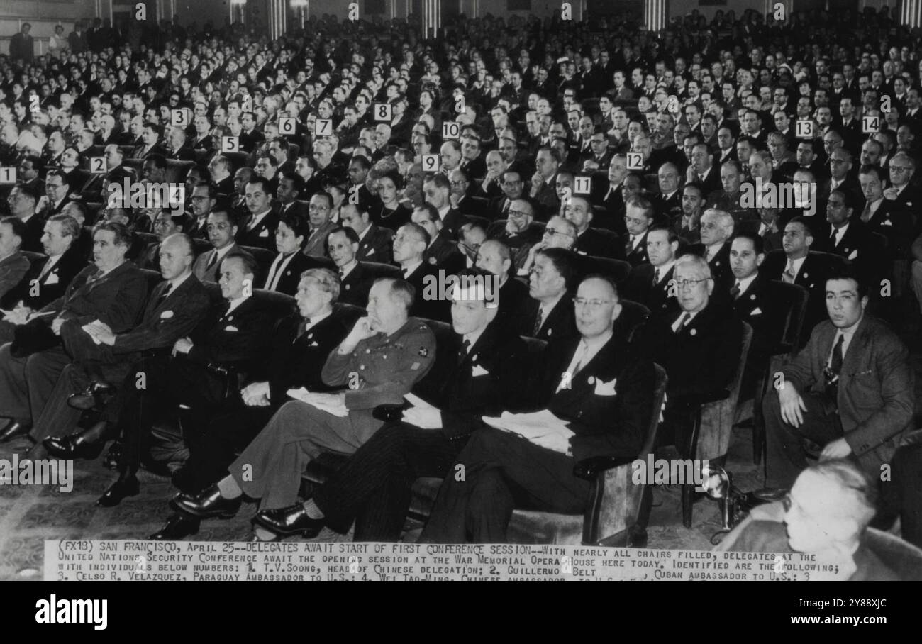 Les délégués attendent le début de la première session de la Conférence -- presque toutes les chaises étant remplies, les délégués à la Conférence des Nations Unies sur la sécurité nationale attendent la séance d'ouverture au War Memorial Opera House ici aujourd'hui. Identifiés sont les suivants ; avec les individus ci-dessous des numéros : 1. T.V. Soong, chef de la délégation chinoise ; 2. Guillermo Belt, ambassadeur cubain aux États-Unis ; 3. Celso R. Velazquez, Ambassadeur du Paraguay aux Etats-Unis ; 4. Wei-Tao-Ming, ambassadeur de Chine aux États-Unis ; 5. Julian R. Caceres, ambassadeur du Honduras aux États-Unis ; 6. Ezequiel Padilla, secrétaire mexicain des relations étrangères ; 7. Francisco Castillo Najera, Mexi Banque D'Images