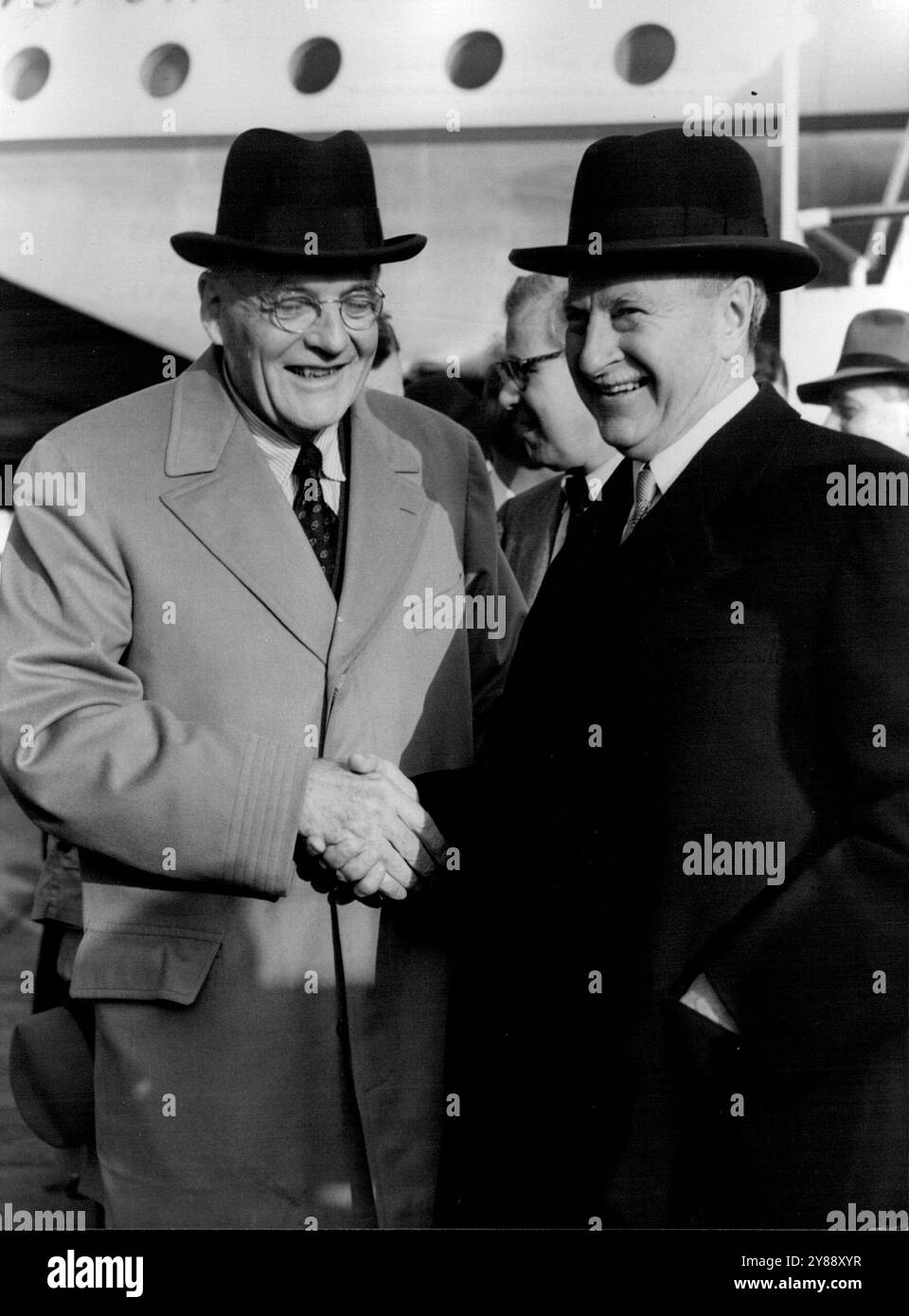 M.R. Dulles arrive.... M. Foster Dulles, secrétaire d'État américain, arrive à l'aéroport de Londres pour assister à la conférence Nine-Power qui s'ouvre demain à Londres. Il a été accueilli à l'aéroport par l'ambassadeur américain, M. Winthrop Aldrich (à droite). 27 septembre 1954. (Photo de Paul Popper, Paul Popper Ltd.) Banque D'Images