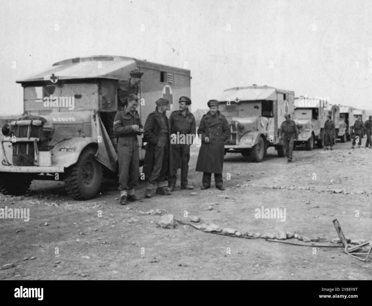 Convoi d'ambulances du désert - des ambulances avec une unité néo-zélandaise, opérant à l'arrière des lignes dans le désert d'Afrique de l'Ouest, sont alignées avant la bataille. Les ambulances nourrissent leurs patients du désert à l'hôpital de tente et aux dortoirs installés dans le désert. 18 juin 1942. (Photo d'Associated Press photo). Banque D'Images