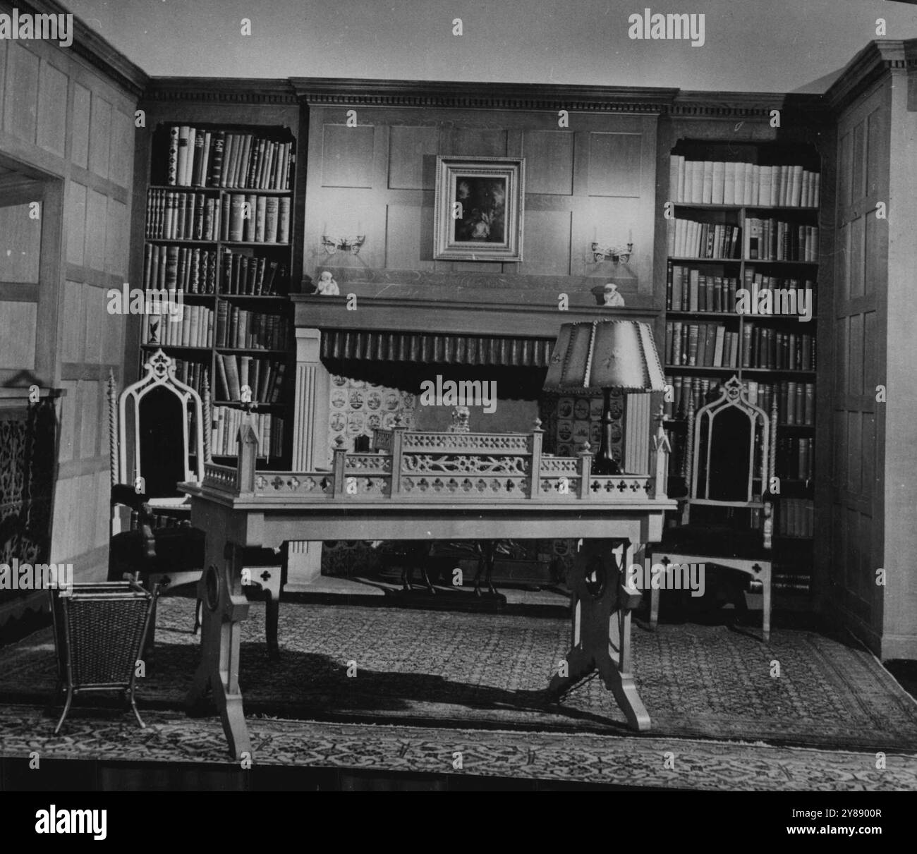 L'étude de Truman au palais de Potsdam -- L'étude du président Harry S. Truman, au rez-de-chaussée du palais de Potsdam en Allemagne, est meublée en pin avec ses livres préférés tapissant le mur. Les tapis sont orientaux. 26 juillet 1945. (Photo d'Associated Press photo). Banque D'Images