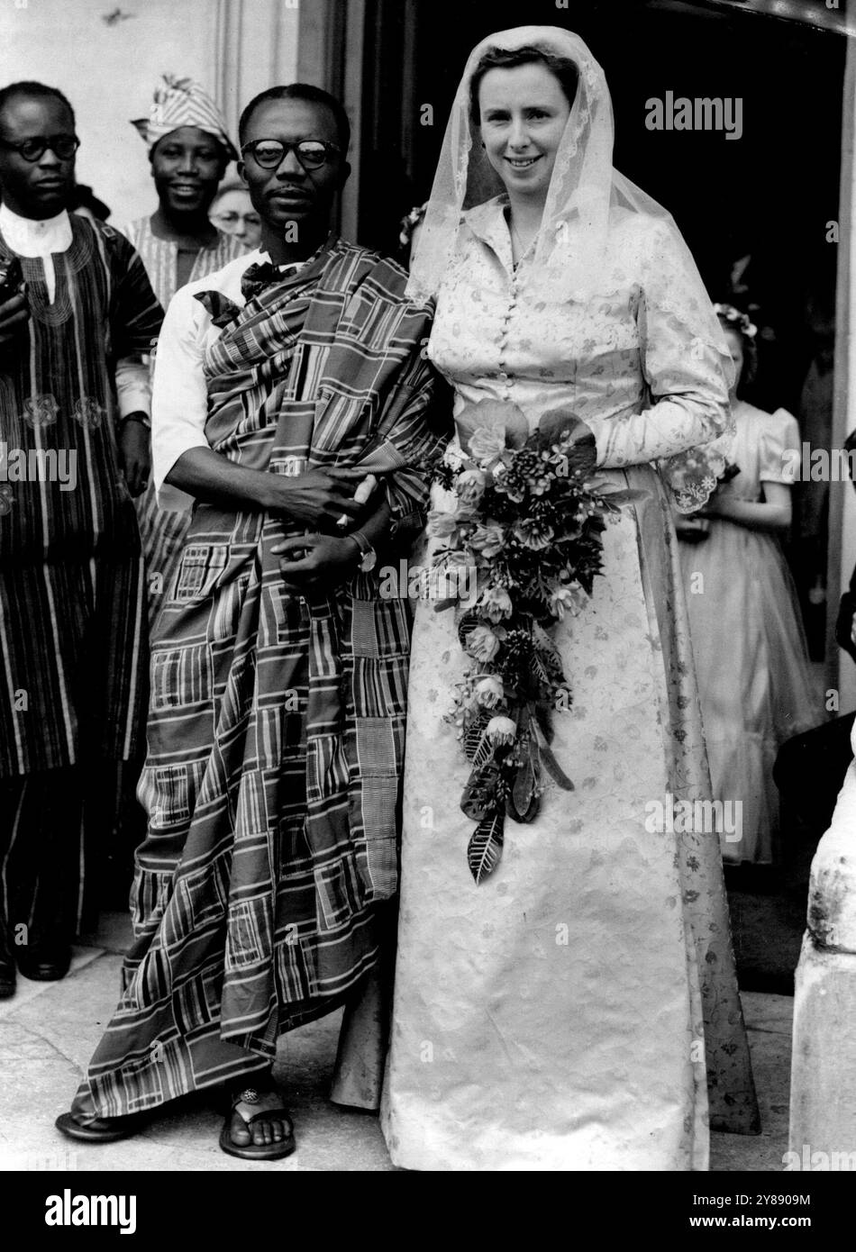 Mlle Cripps et son marié africain - après la cérémonie la mariée en brocart crème robe de mariée de style classique et le marié en robe cérémonielle Ashanti de cramoisi, jaune, noir et vert-rayé soie. Miss Peggy Cripps, 33 ans, fille cadette de feu Sir Stafford Cripps, ancien chancelier de l'Échiquier, et de Dame Isobel Cripps, de Stroud, Gloucester Shire, a épousé un membre de la tribu Ashanti de la Gold Coast, Joseph Ammanuel Appiah, 32 ans à John's Church, John's Wood, Londres, ce jour (samedi). Ils partiront dans quelques semaines pour s’installer en Afrique. Banque D'Images