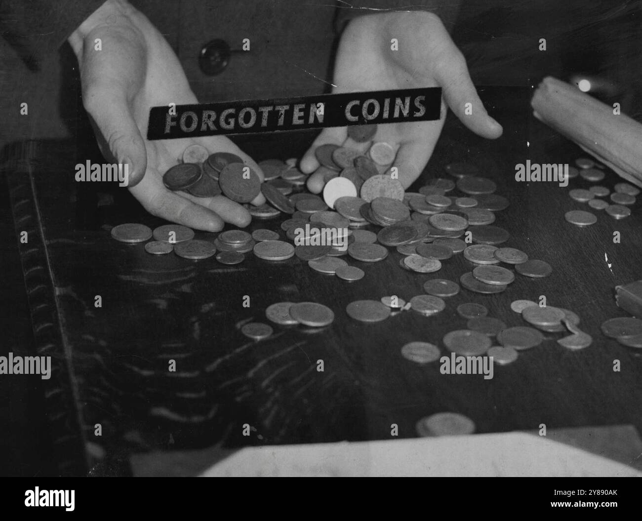 Les femmes au foyer qui ont du mal à se débrouiller avec leurs allocations hebdomadaires de magasinage, seront des années pour le «bon vieux temps» où même un demi-centime achèterait quelques morceaux de viande de choix suffisants pour un repas ordinaire. 27 juin 1938. Banque D'Images