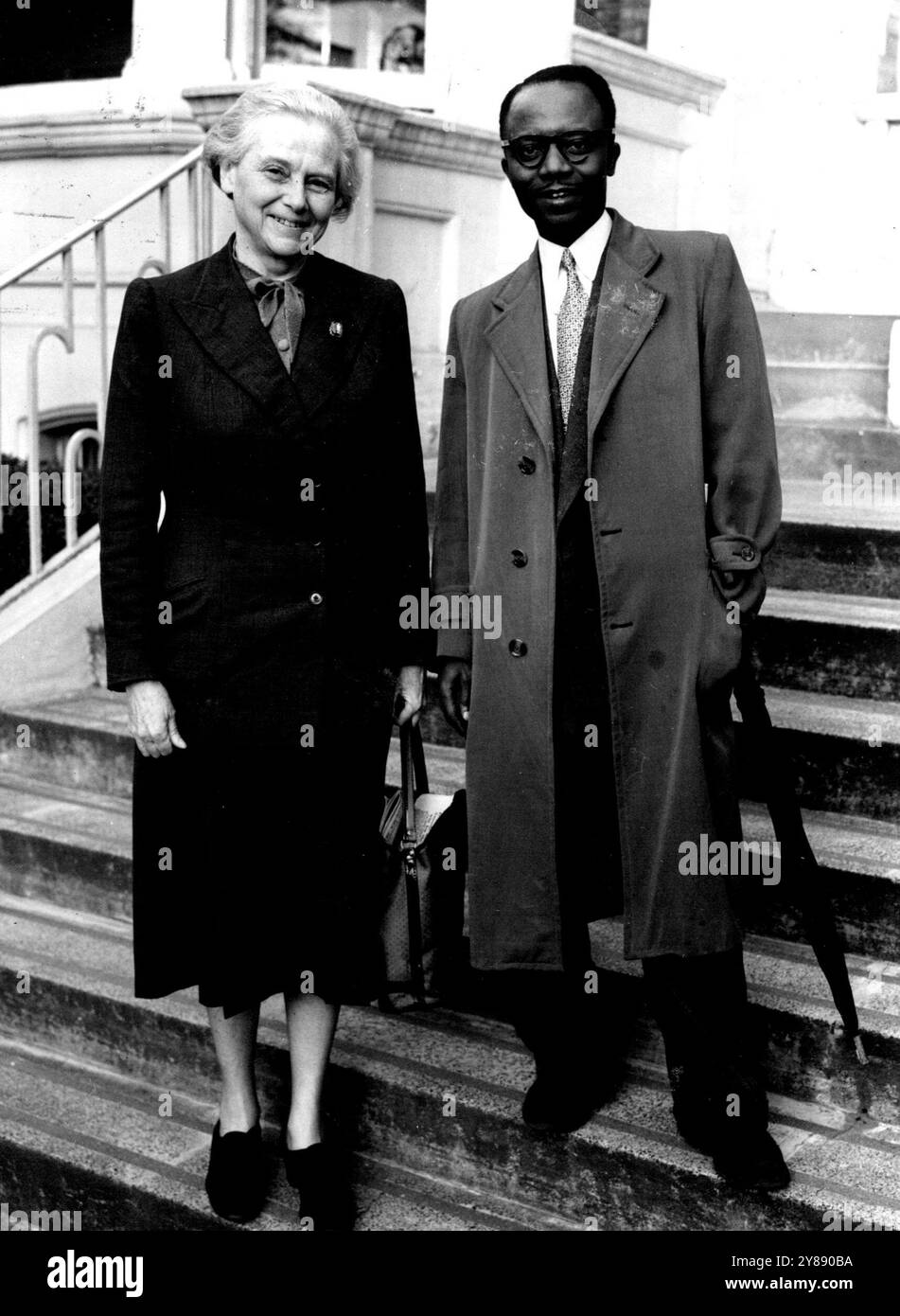 Bébé garçon pour Peggy Cripps -- M. Appiah avec Lady Cripps, veuve de Sir Stafford et mère de Peggy, hier. Baby Boy est né à Londres hier de MRS J. Appiah, l'ancienne Miss Peggy Cripps, fille de Sir Stafford Cripps.Mr. Appiah, le fils d'un chef Ashanti de la côte de l'or, a déclaré hier soir: "Mère et bébé vont merveilleusement bien". Selon la coutume, le prénom du bébé sera Kwame - le nom d'un enfant mâle né un samedi. 09 mai 1954. (Photo de Paul Popper, Paul Popper Ltd.). Banque D'Images