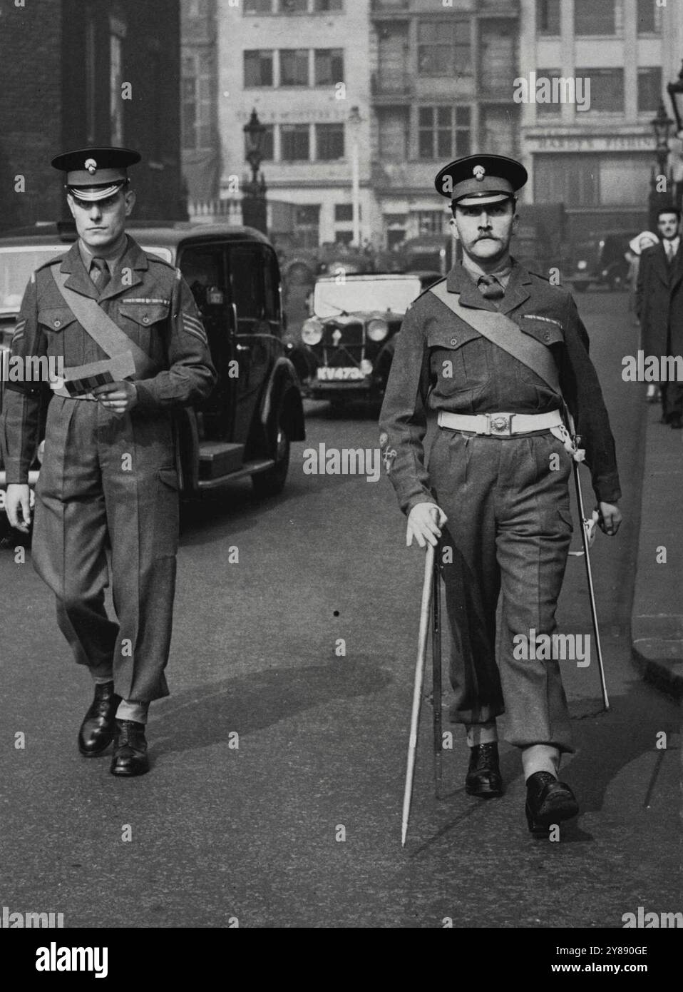 Plans funéraires royaux -- le sergent d'exercice, assisté d'un sergent des Grenadier Guards, mesurant les distances en lien avec les funérailles royales. La scène à l'extérieur de la maison Marlborough aujourd'hui. 25 mars 1953. (Photo de Paul Popper, Paul Popper Ltd.). Banque D'Images