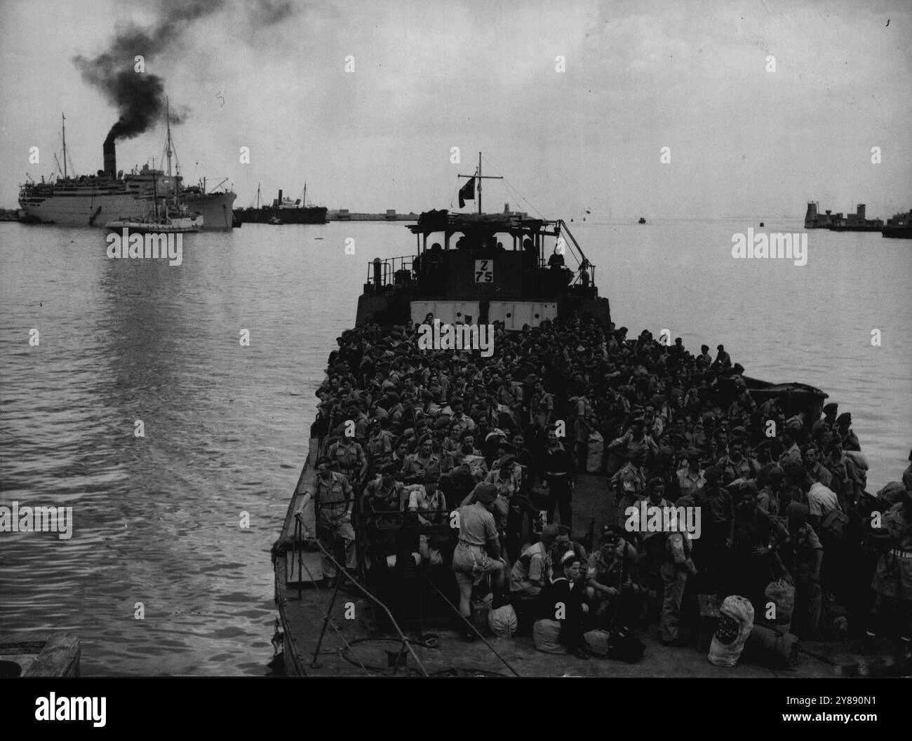 Les Britanniques évacuent la Palestine - les troupes britanniques, la police palestinienne et d'autres membres du personnel sont vus en train d'être transportés vers le navire de troupes Samaria (arrière-plan à gauche) à Haïfa, le 12 mai, alors que l'évacuation britannique de la Palestine commençait en préparation de la fin du mandat britannique en Palestine à minuit le 14 mai. 08 juin 1948. (Photo d'Associated Press photo). Banque D'Images