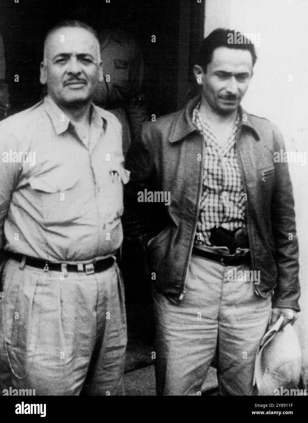 Chef rebelle guatémaltèque - le chef rebelle guatémaltèque, le colonel Carlos Castillo Armas (à droite), photographié devant son siège à Escuipulas, la première ville capturée par les rebelles lors de leur invasion du Guatemala. 28 juin 1954. (Photo de Paul Popper, Paul Popper Ltd.). Banque D'Images