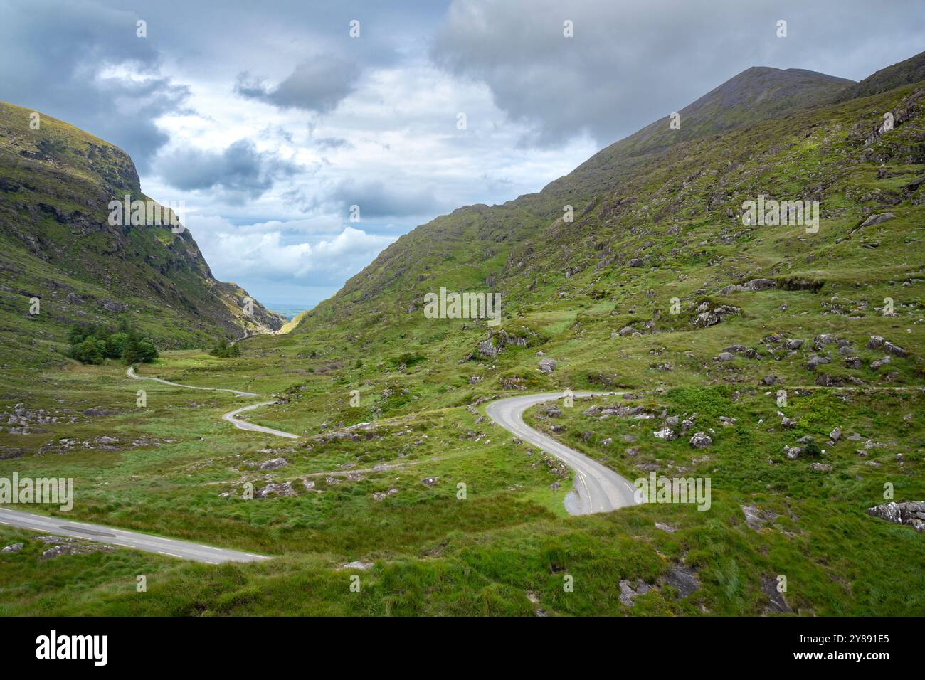 Route sinueuse à travers le trou de Dunloe dans le comté de Kerry, Irlande Banque D'Images