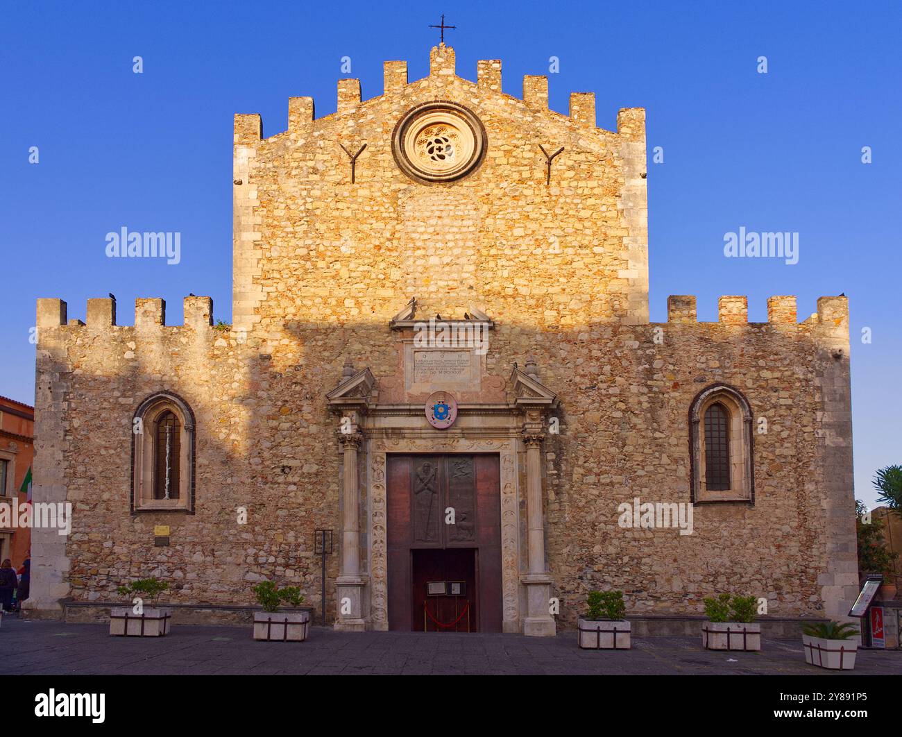 Taormina, Italie - 24 mai 2024 : Taormina Duomo façade de l'église San Nikolas en été couleurs et ombres du coucher du soleil, Sicile Banque D'Images