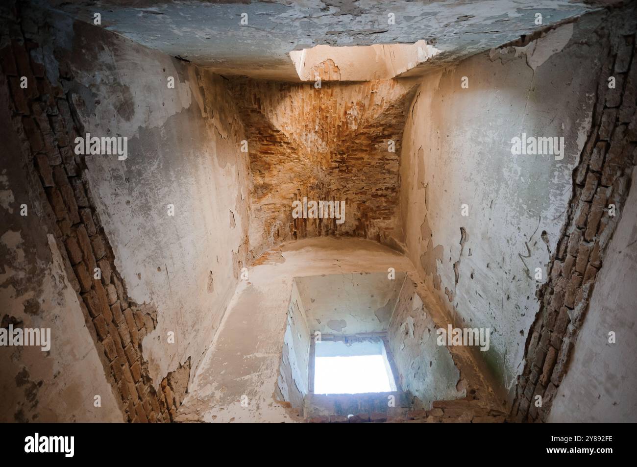 Un aperçu de l'abandon : la beauté saisissante d'un intérieur en ruine. Banque D'Images