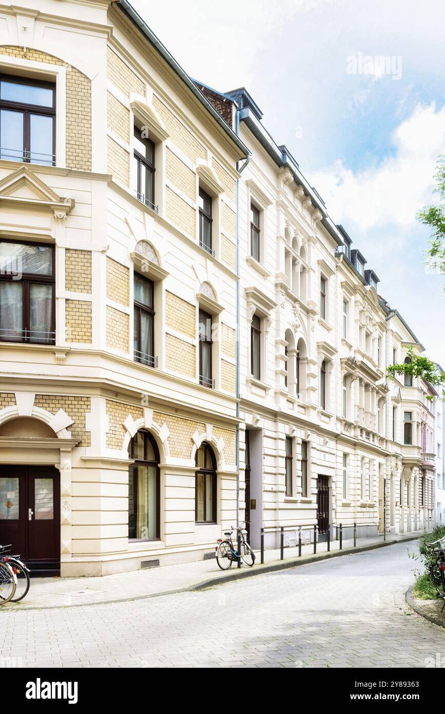 Vieux bâtiments sympathiques et lumineux du Gründerzeit dans le quartier Ehrenfeld de Cologne Banque D'Images