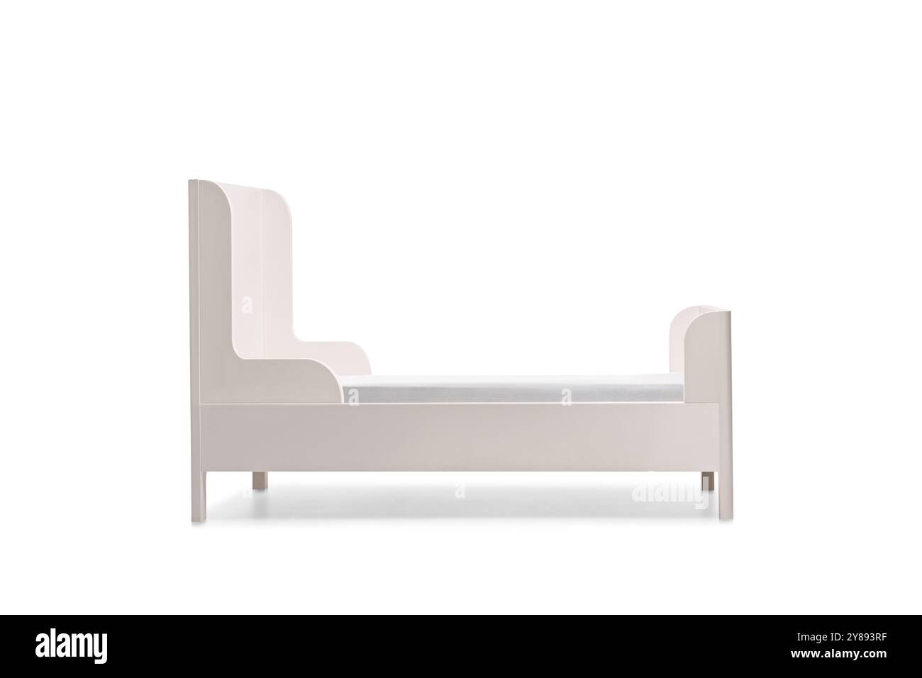 Lit blanc pour enfants isolé sur fond blanc Banque D'Images