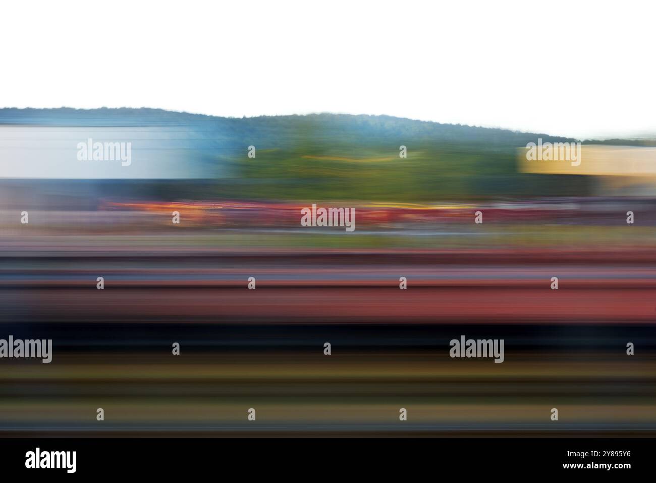 Longue exposition d'un train en mouvement, Iserlohn, Rhénanie du Nord-Westphalie, Allemagne, Europe Banque D'Images