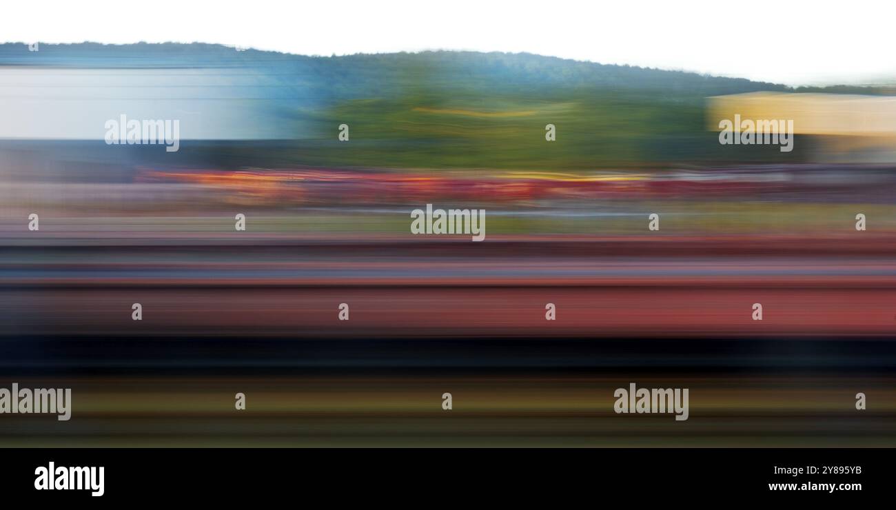 Longue exposition d'un train en mouvement, Iserlohn, Rhénanie du Nord-Westphalie, Allemagne, Europe Banque D'Images