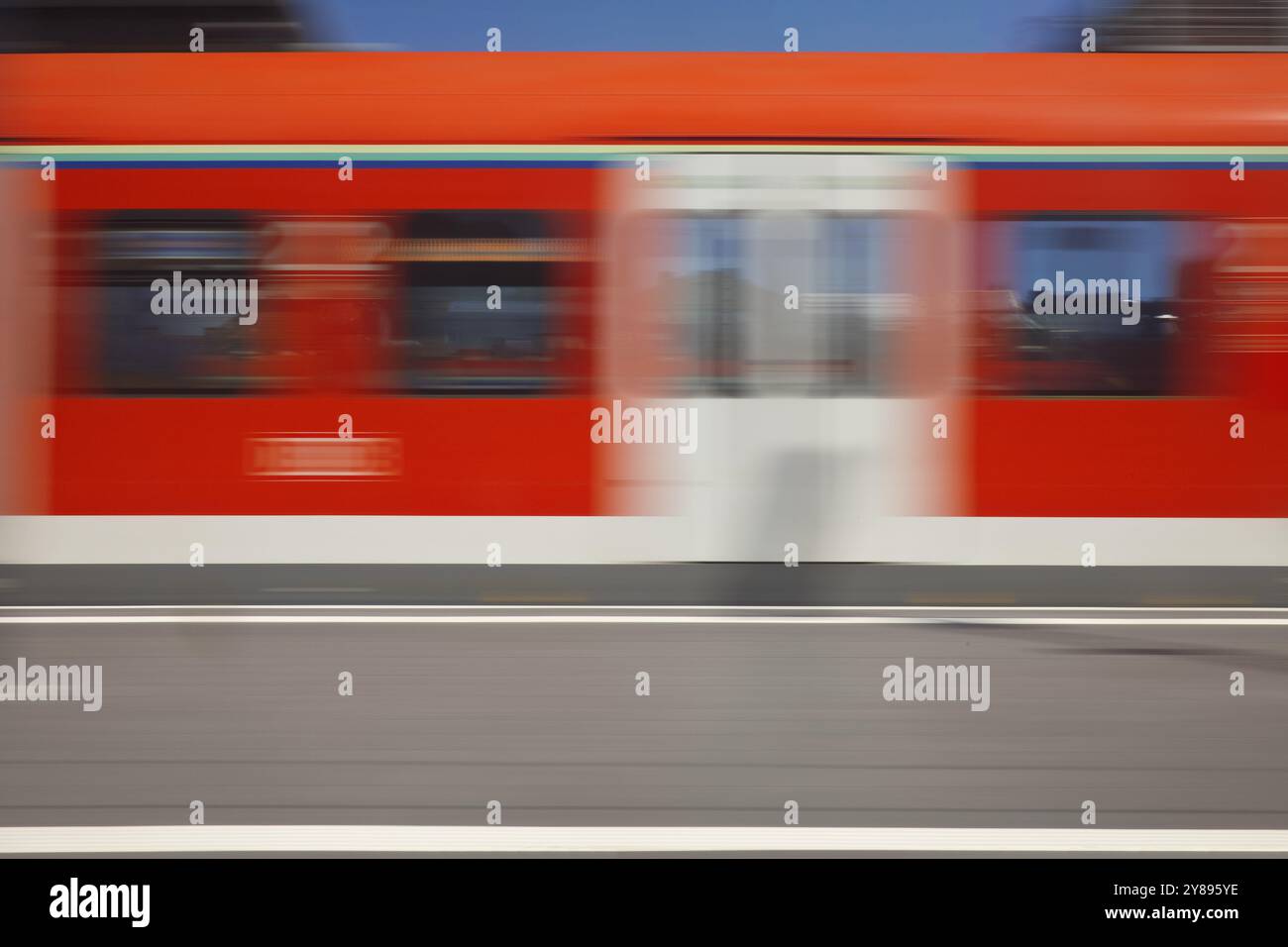 Longue exposition d'un train en mouvement à la gare de Giessen, Hesse, Allemagne, Europe Banque D'Images