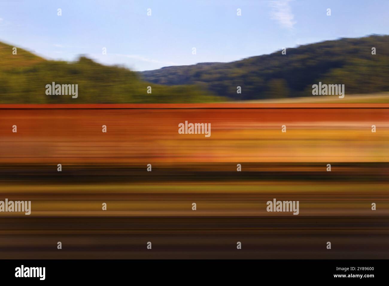 Longue exposition tôt le matin d'un train en mouvement, Finnentrop, Rhénanie du Nord-Westphalie, Allemagne, Europe Banque D'Images