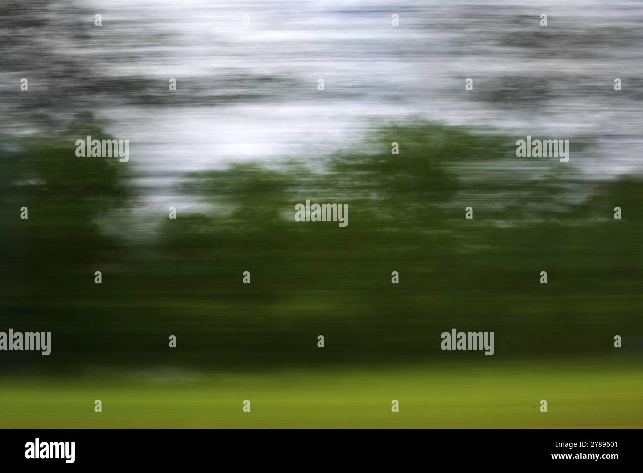 Longue exposition d'un train en mouvement, Dillenburg, Hesse, Allemagne, Europe Banque D'Images