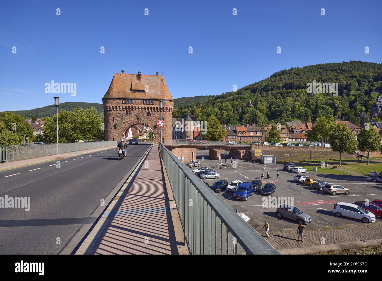 Pont principal avec ZWillingstor, véhicules et parking sous un ciel bleu sans nuages à Miltenberg, basse-Franconie, district de Miltenberg, Bavière, Allemagne Banque D'Images