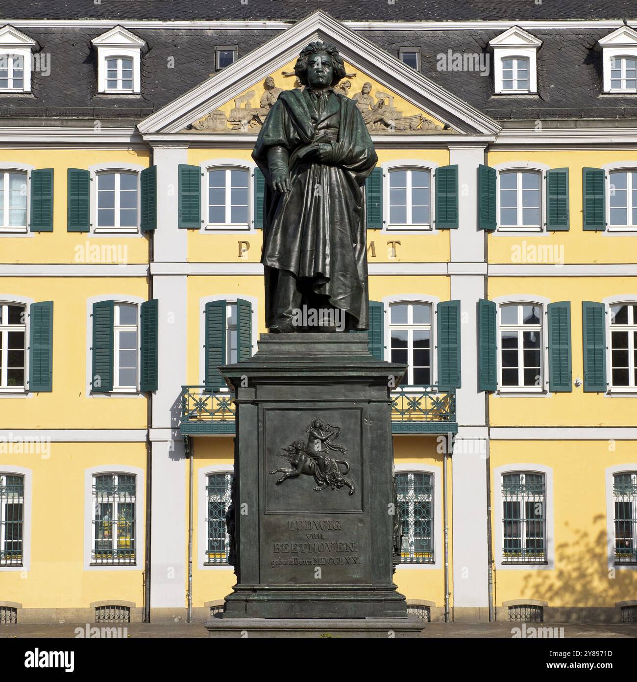 Le monument de Beethoven commémore le célèbre compositeur Ludwig van Beethoven sur Muensterplatz, Bonn, Rhénanie du Nord-Westphalie, Allemagne, Europe Banque D'Images