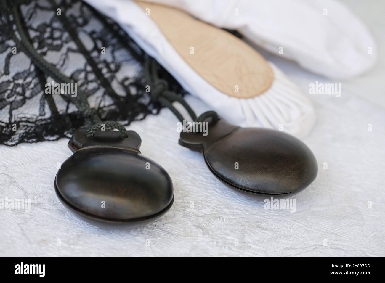 Castanets, hochets en bois, instrument de percussion, instrument de musique espagnol, dos de chaussures de ballet, chaussures avec semelles en cuir, chaussures d'entraînement, danse sh Banque D'Images