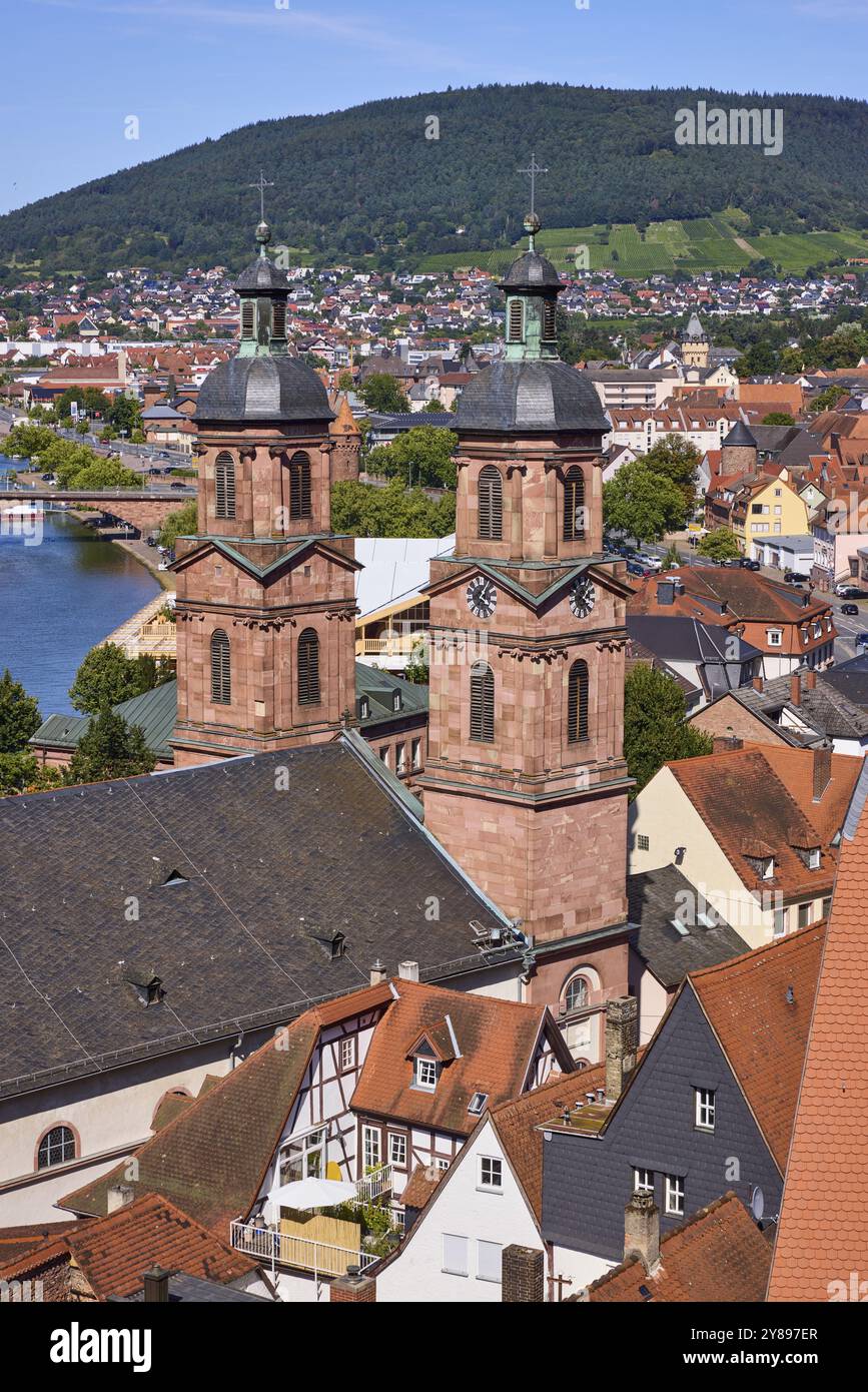 Vue plongeante des tours de l'église paroissiale St James à Miltenberg, basse-Franconie, district de Miltenberg, Bavière, Allemagne, Europe Banque D'Images