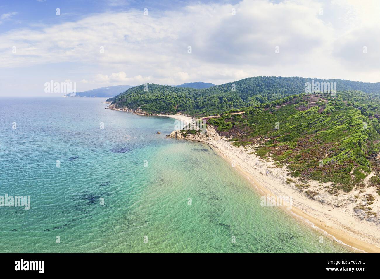 Les plages Elias et Agistros de l'île de Skiathos vue de drone, Grèce, Europe Banque D'Images