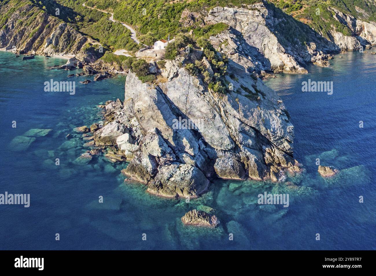 Église Agios Ioannis Kastri de l'île de Skopelos de drone, Grèce, Europe Banque D'Images