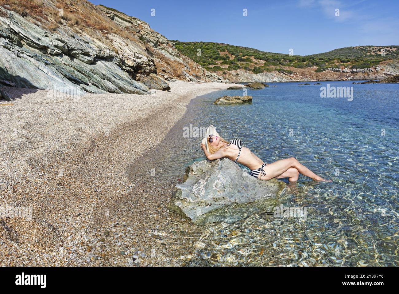 Jeune femme à la plage Stomio dans l'île d'Evia, Grèce, Europe Banque D'Images