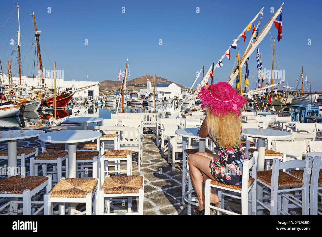 Jeune femme assise dans une taverne traditionnelle à Naousa de l'île de Paros, Grèce, Europe Banque D'Images