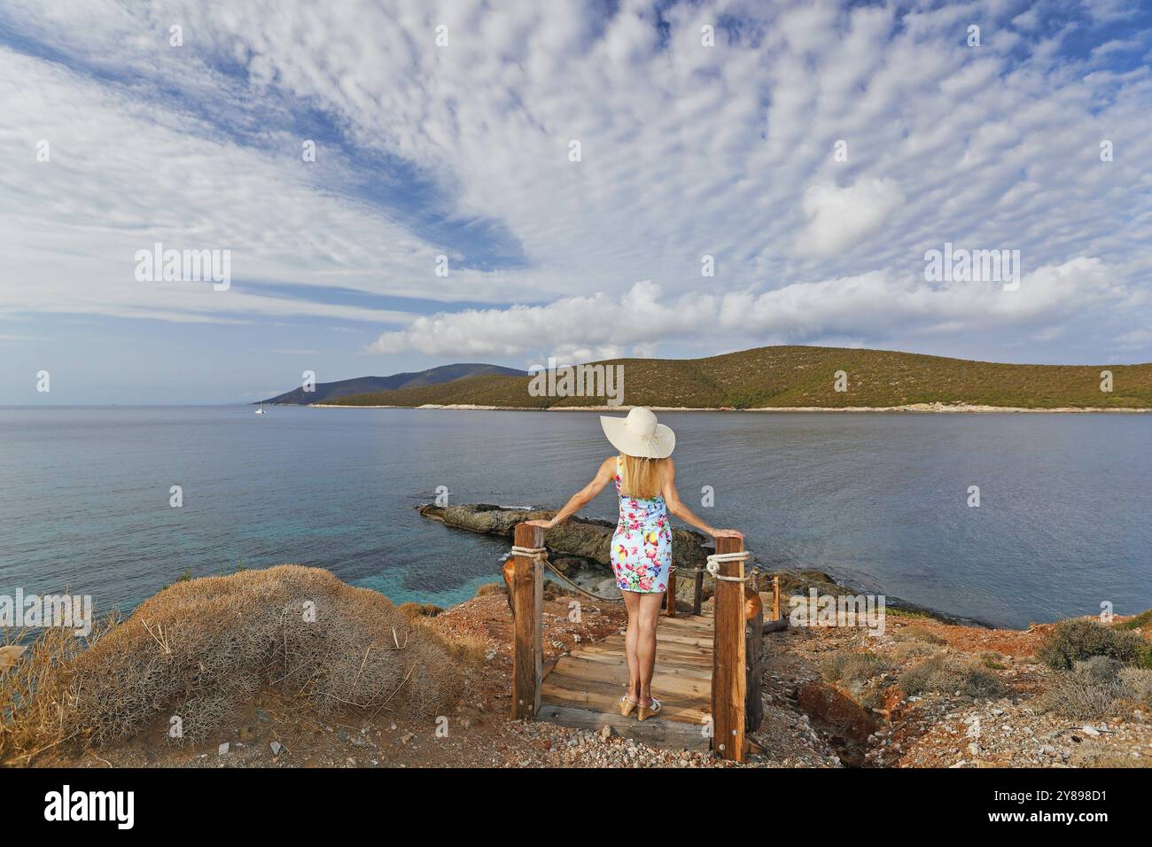 Jeune femme à la plage Zastani dans l'île d'Evia, Grèce, Europe Banque D'Images