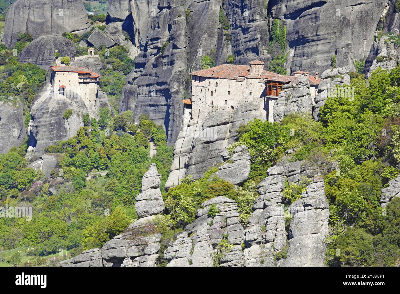 Le monastère de Roussanou et le monastère de Saint Nicolas Anapafsas dans le complexe du monastère des Météores en Grèce Banque D'Images
