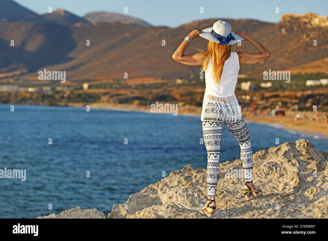 Une belle femme sur la plage Falassarna de Creta, Grèce, Europe Banque D'Images