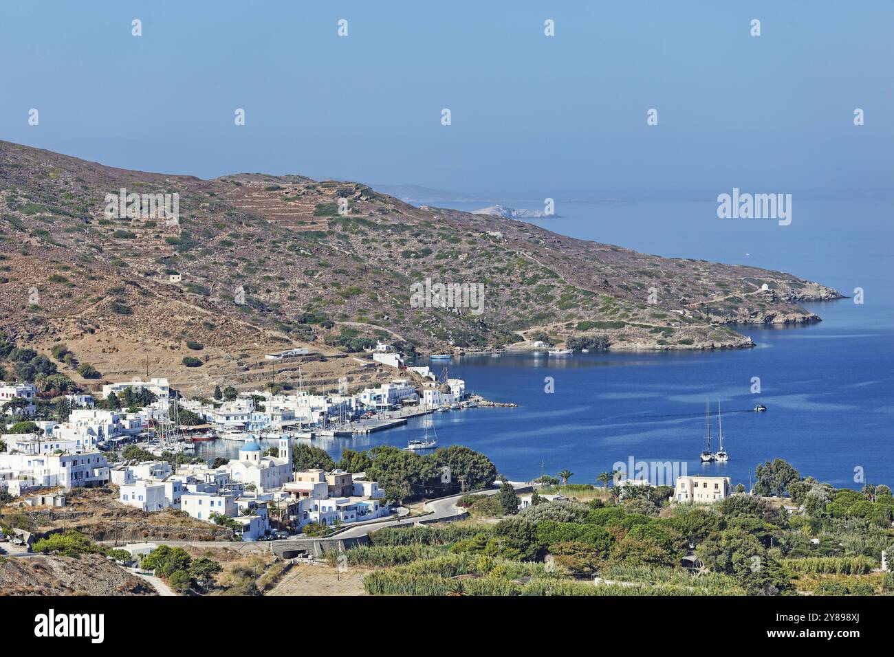 Port Katapola de l'île d'Amorgos dans les Cyclades, Grèce, Europe Banque D'Images
